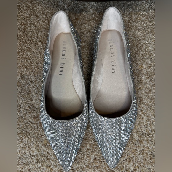 Like New! Gorgeous Gianni Bini Glittering Silver flats - Picture 2 of 7